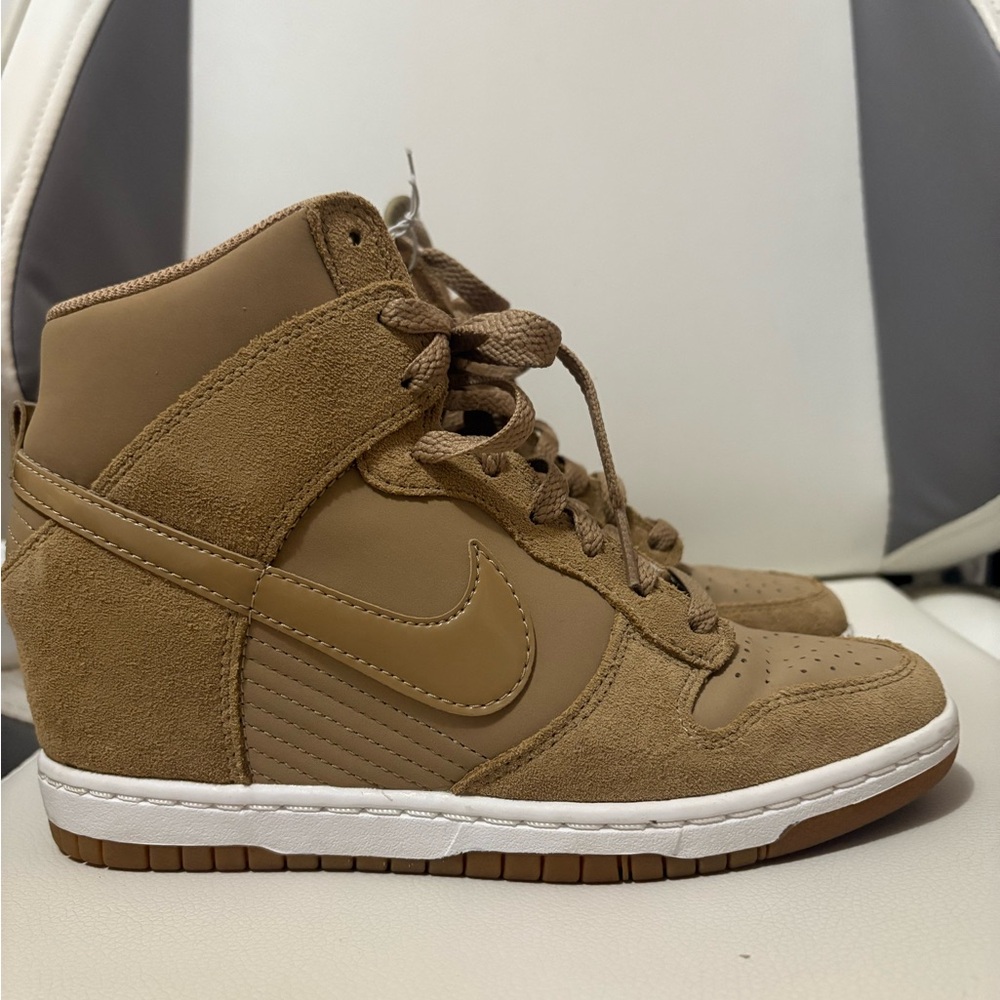 Nike Women’s Dunk Ski Hi Essential Desert Camo Wedge Sneakers- US 7